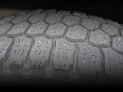 雨天、摩耗したタイヤは要注意
